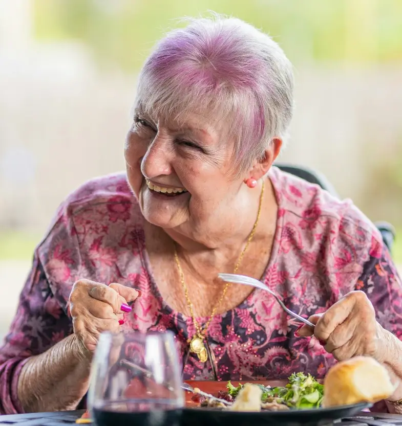 Personne âgée profitant du portage de repas à domicile